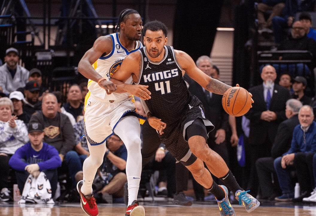 齐鲁雷霆队鏖战天山金雕队，游泳附加赛失利，核心复出即建功。轮换效果显现的简单介绍-爱游戏平台