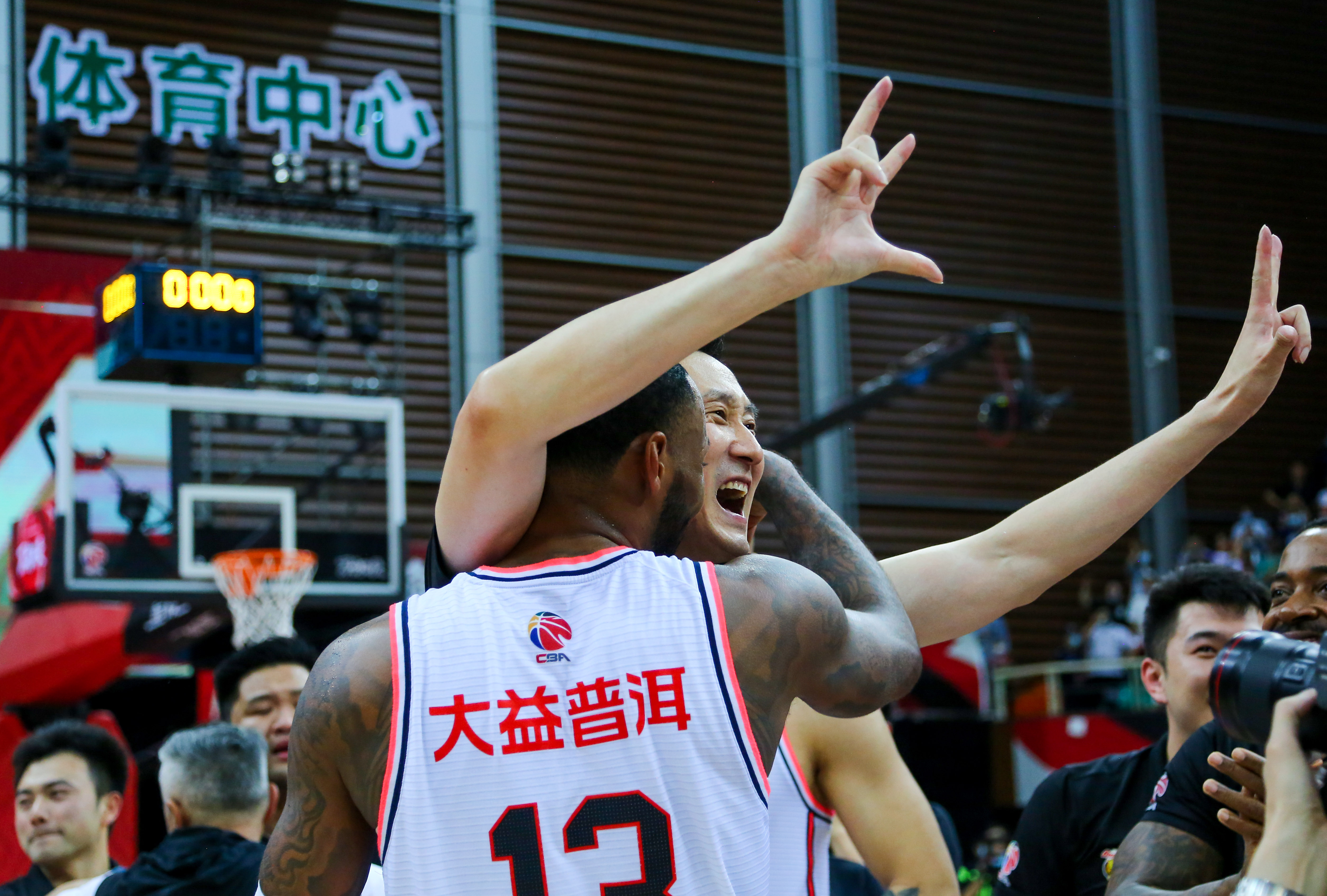 拜仁慕尼黑关键时刻回应争议；志在CBA常规赛名次提升；信心回归；年轻球员得到机会的简单介绍-爱游戏